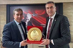 İLKELİ BAŞKANINA BİR TAKDİR DAHA