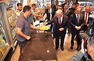 Bakan Güler, Kars Kaşarı Tattı, Çocuklara Oyuncak Dağıttı