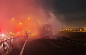 Kars’ta Seyir Halindeki TIR Alev Aldı: Sürücü Son Anda Kurtuldu