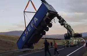 Yunanistan Uyruklu TIR Kars'ta Şarampole Devrildi: 1 Yaralı