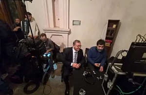 Kars Valisi Ziya Polat, kentte çekimleri devam eden sinema filminin setini ziyaret etti.
