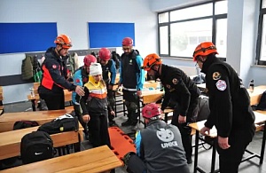 Kars’ta Ortaokul Öğrencilerine Gerçeği Aratmayan Deprem Tatbikatı