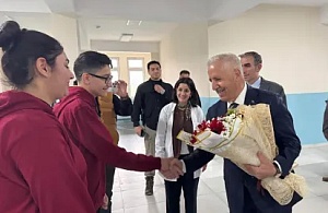 Ahmet Arslan’dan Kağızman Ahmet Arslan Fen Lisesi’ne Anlamlı Ziyaret
