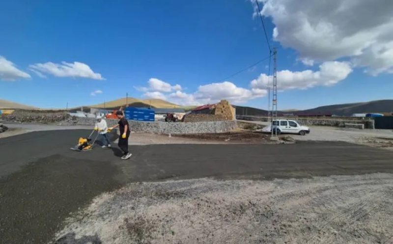 Kars İl Özel İdaresi Digor’da Yol Çalışmalarını Sürdürüyor