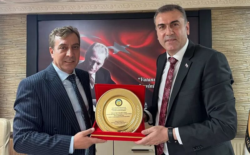 İLKELİ BAŞKANINA BİR TAKDİR DAHA