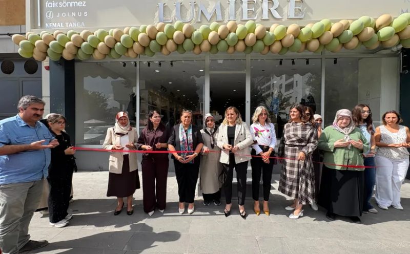 Kars’ta Kadın Giyimin Yeni Adresi: LUMIER Mağazası Hizmete Açıldı