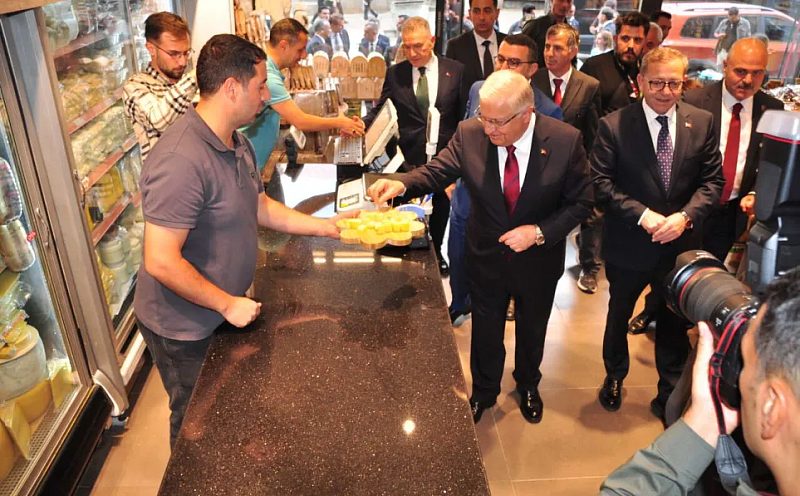 Bakan Güler, Kars Kaşarı Tattı, Çocuklara Oyuncak Dağıttı