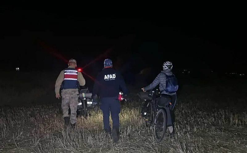 Bisikletle Gezen Turistler Mahsur Kaldı