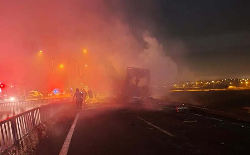 Kars’ta Seyir Halindeki TIR Alev Aldı: Sürücü Son Anda Kurtuldu