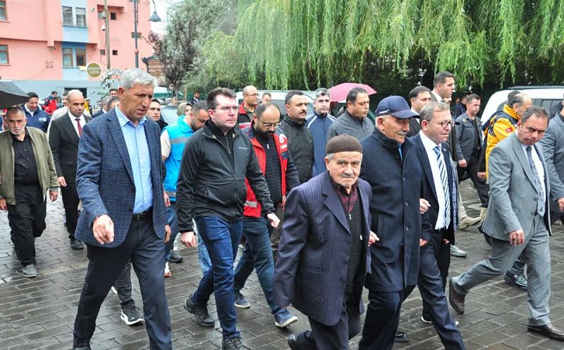 Kars’ta Yağmur Altında Sağlıklı Yaşam Yürüyüşü