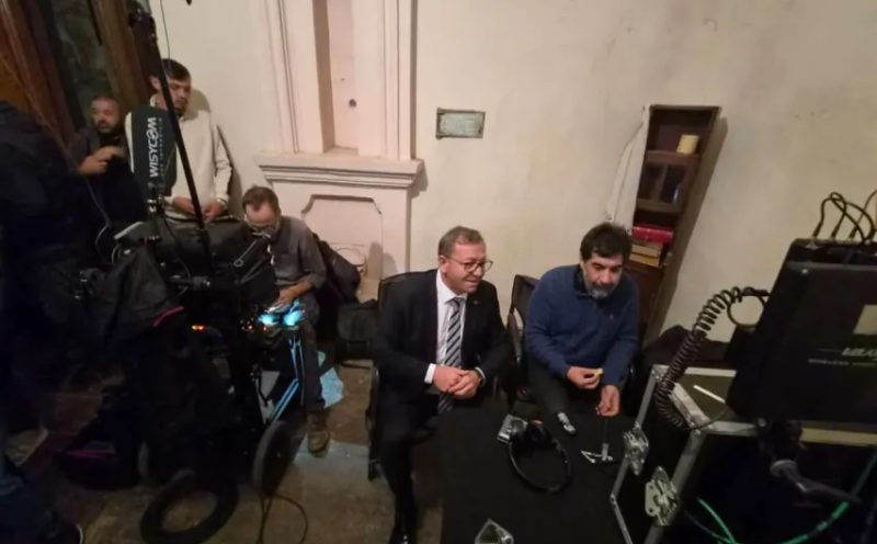 Kars Valisi Ziya Polat, kentte çekimleri devam eden sinema filminin setini ziyaret etti.