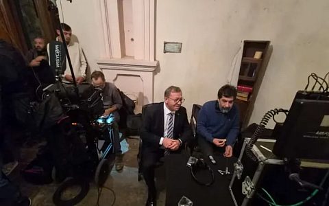 Kars Valisi Ziya Polat, kentte çekimleri devam eden sinema filminin setini ziyaret etti.