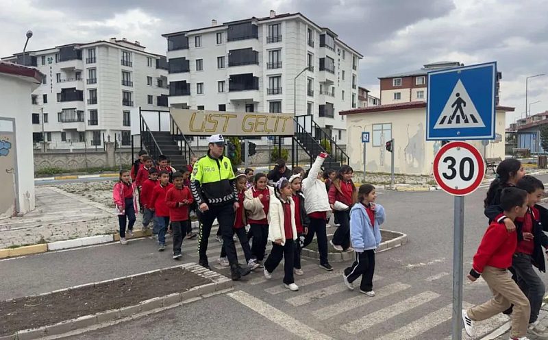 Öğrencilere Uygulamalı Trafik Eğitimi