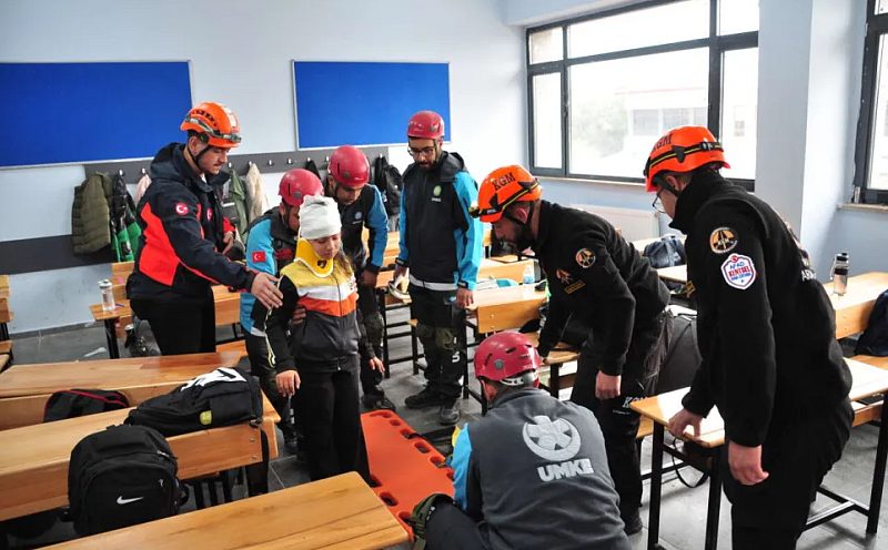 Kars’ta Ortaokul Öğrencilerine Gerçeği Aratmayan Deprem Tatbikatı
