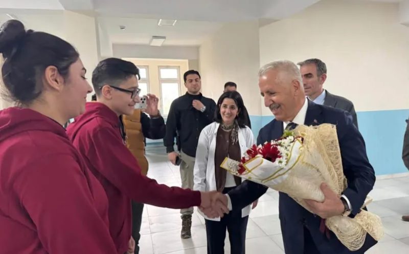 Ahmet Arslan’dan Kağızman Ahmet Arslan Fen Lisesi’ne Anlamlı Ziyaret