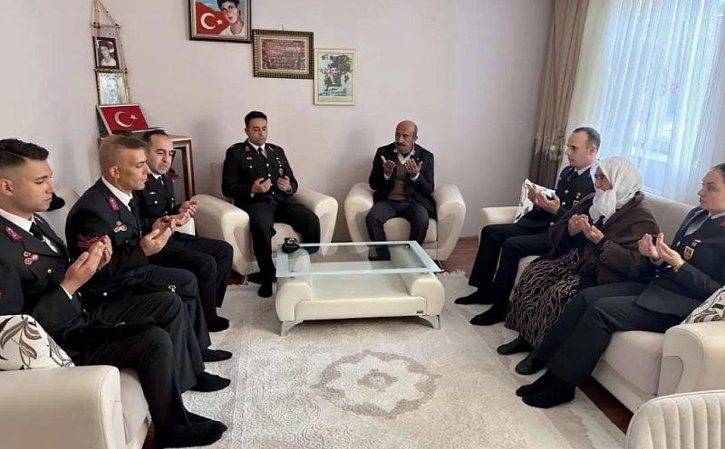 Kars İl Jandarma Komutanlığından Şehit Ailesine Anlamlı Ziyaret