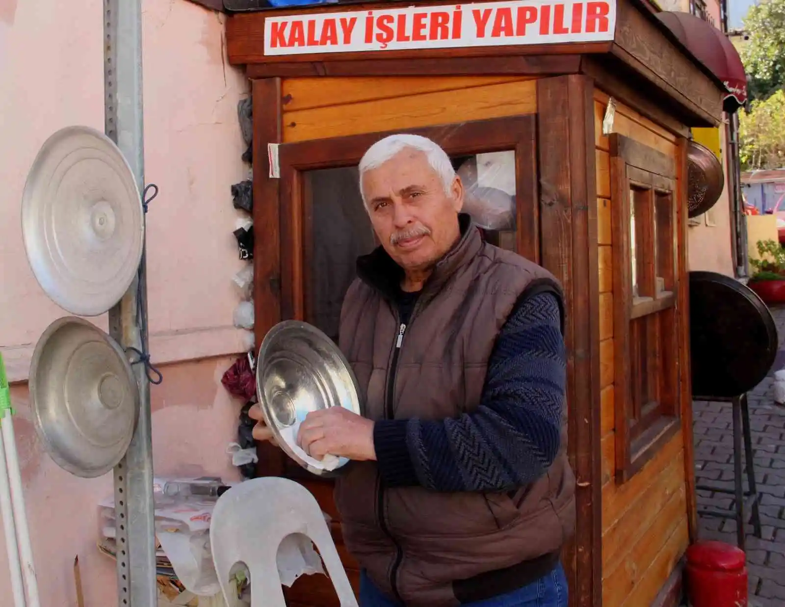 1,5 metrelik dükkanda 41 yıldır kalay yapıyor