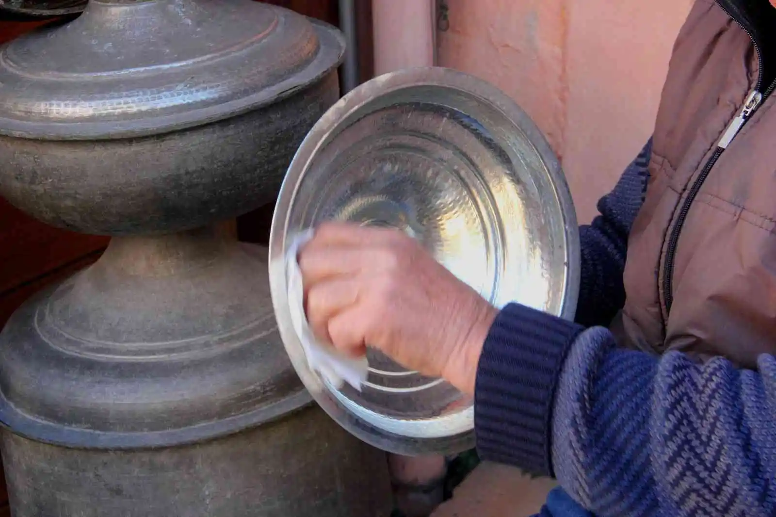 1,5 metrelik dükkanda 41 yıldır kalay yapıyor