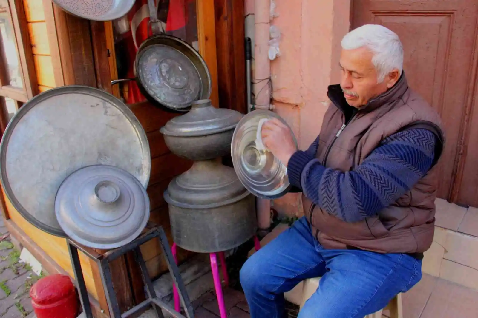 1,5 metrelik dükkanda 41 yıldır kalay yapıyor