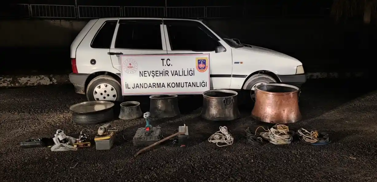3 hırsız çaldıkları malzemeler ile birlikte yakalandı