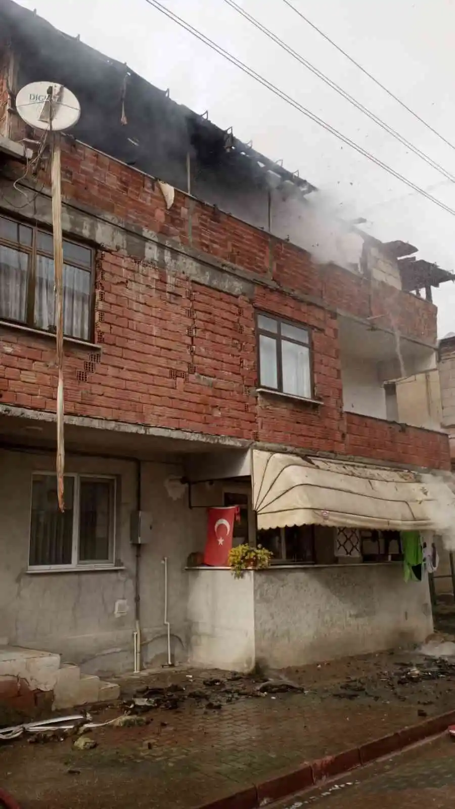 3 katlı binada çıkan yangın paniğe sebep oldu