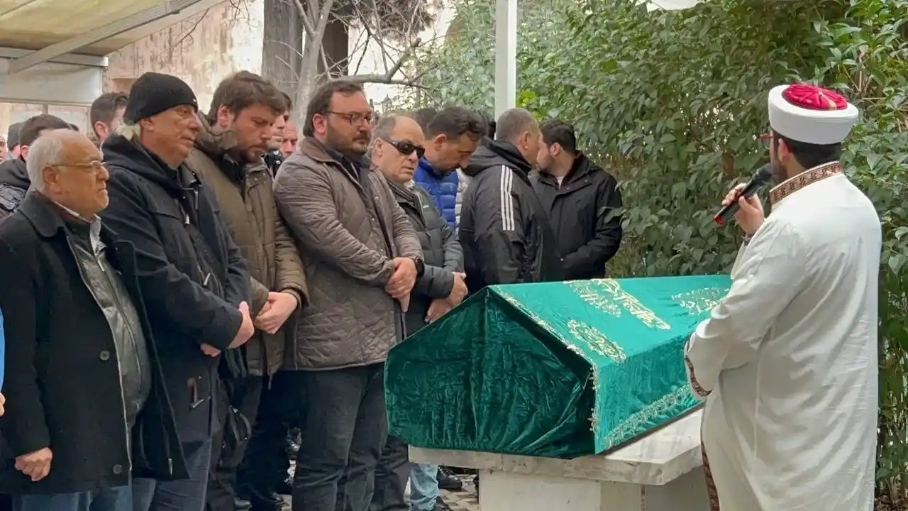 38 yaşında kalbine yenik düşen antikacı, Üsküdar'da toprağa verildi