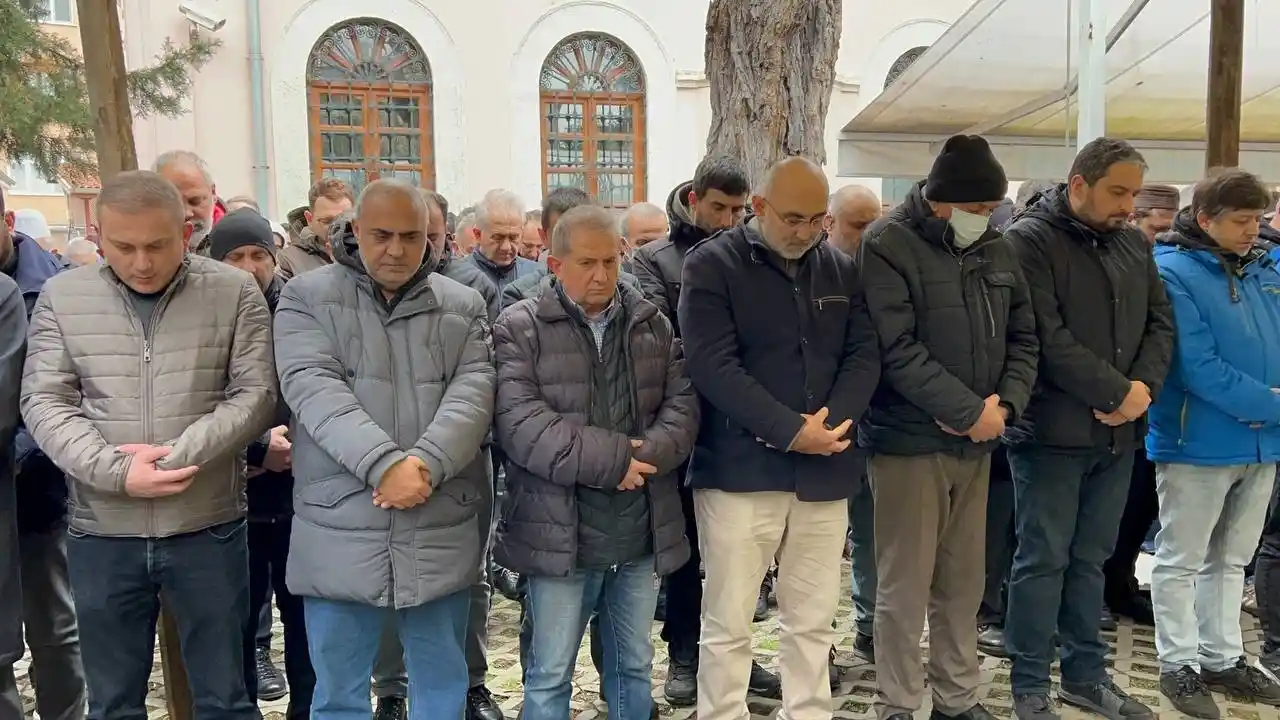 38 yaşında kalbine yenik düşen antikacı, Üsküdar’da toprağa verildi
