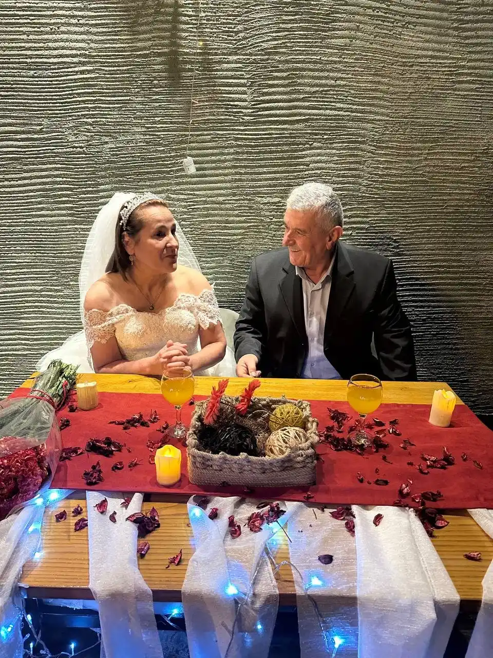 40. evlilik yıl dönümlerinde tekrardan düğün yaptılar
