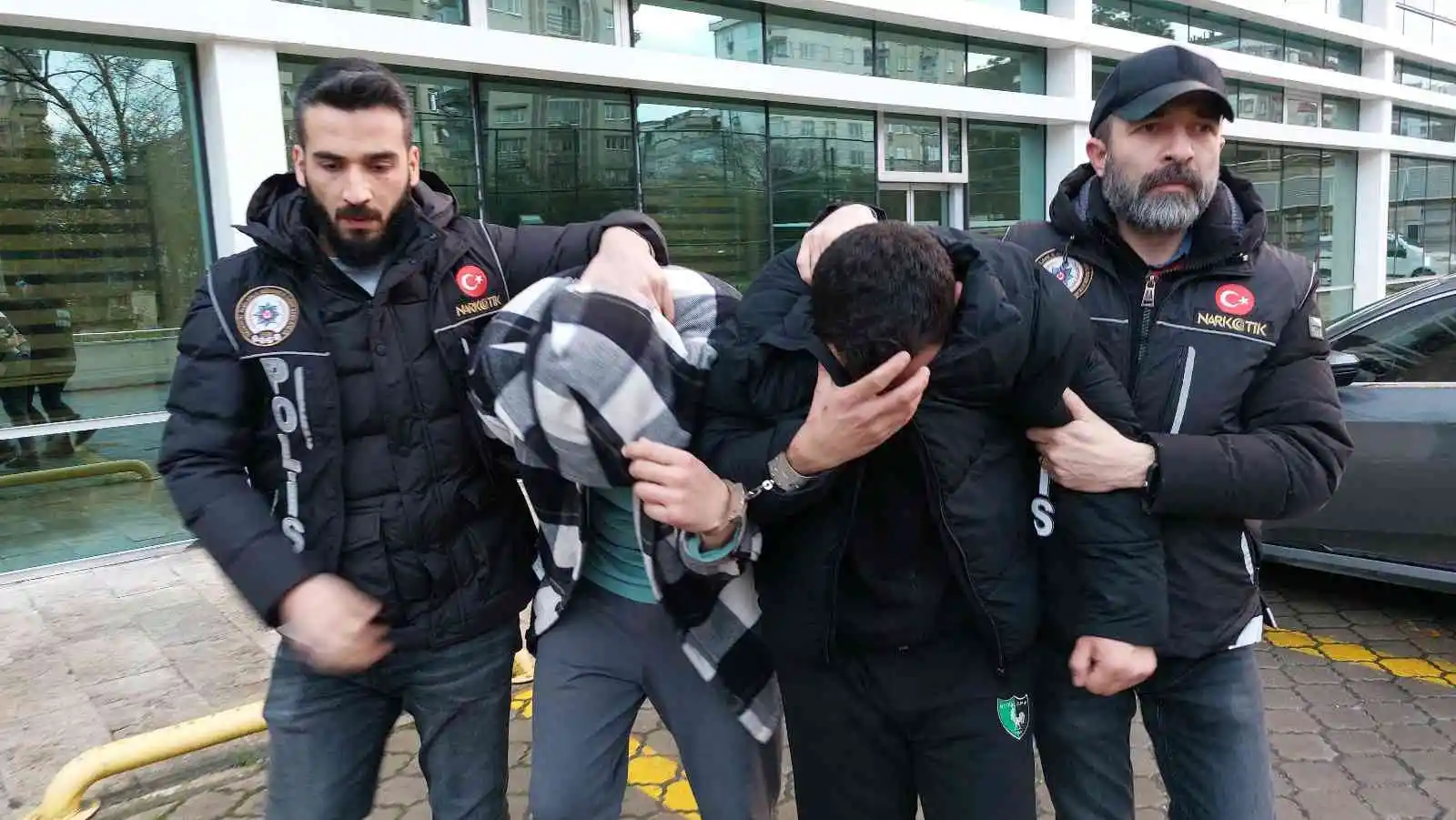 5 milyon lira değerinde binlerce hapla yakalanan 2 eski uzman çavuş tutuklandı