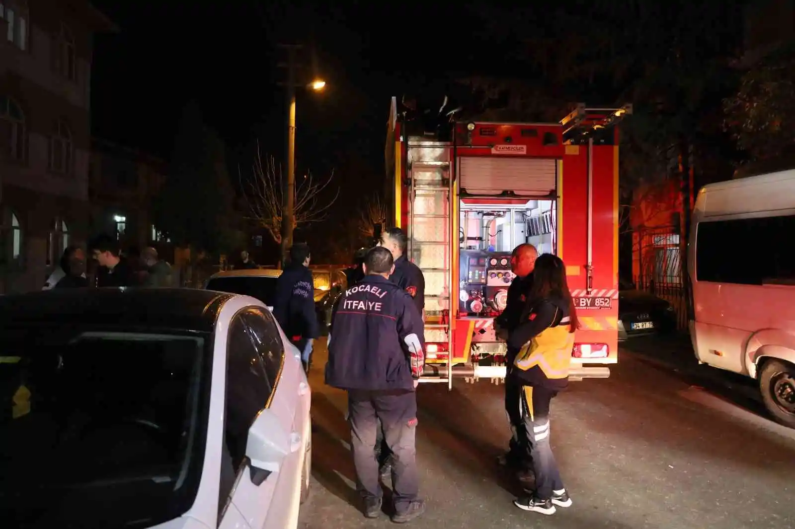 6 katlı binanın çatısında yangın çıktı