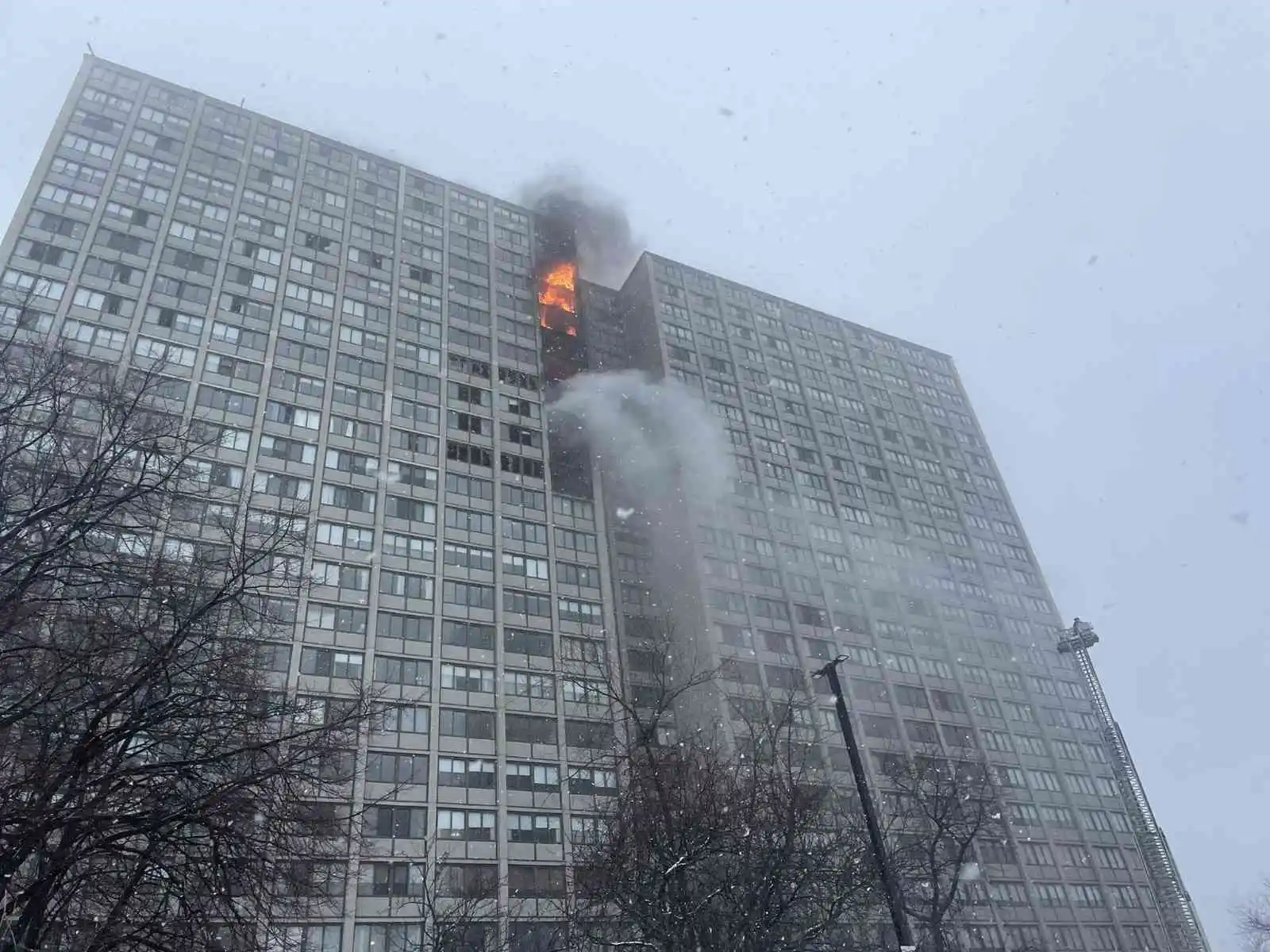 ABD'de 25 katlı binada yangın: 1 ölü, 8 yaralı
