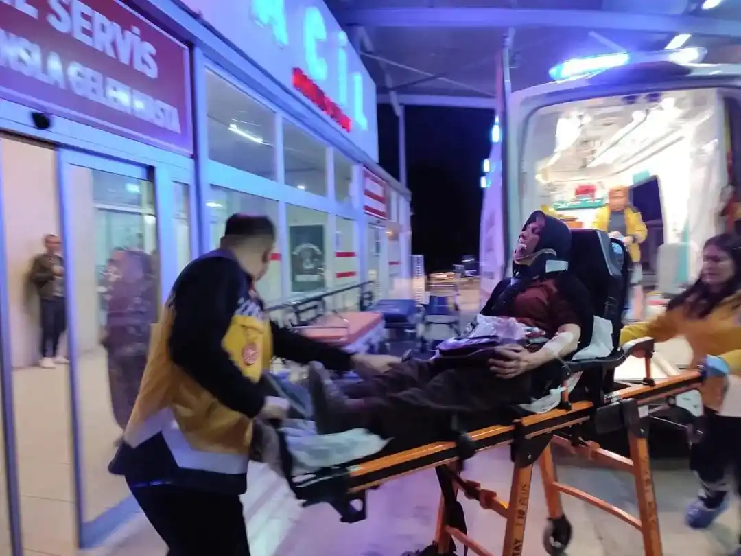 Adana’da cenazeye giden aile kaza yaptı: 1’i ağır, 3 yaralı