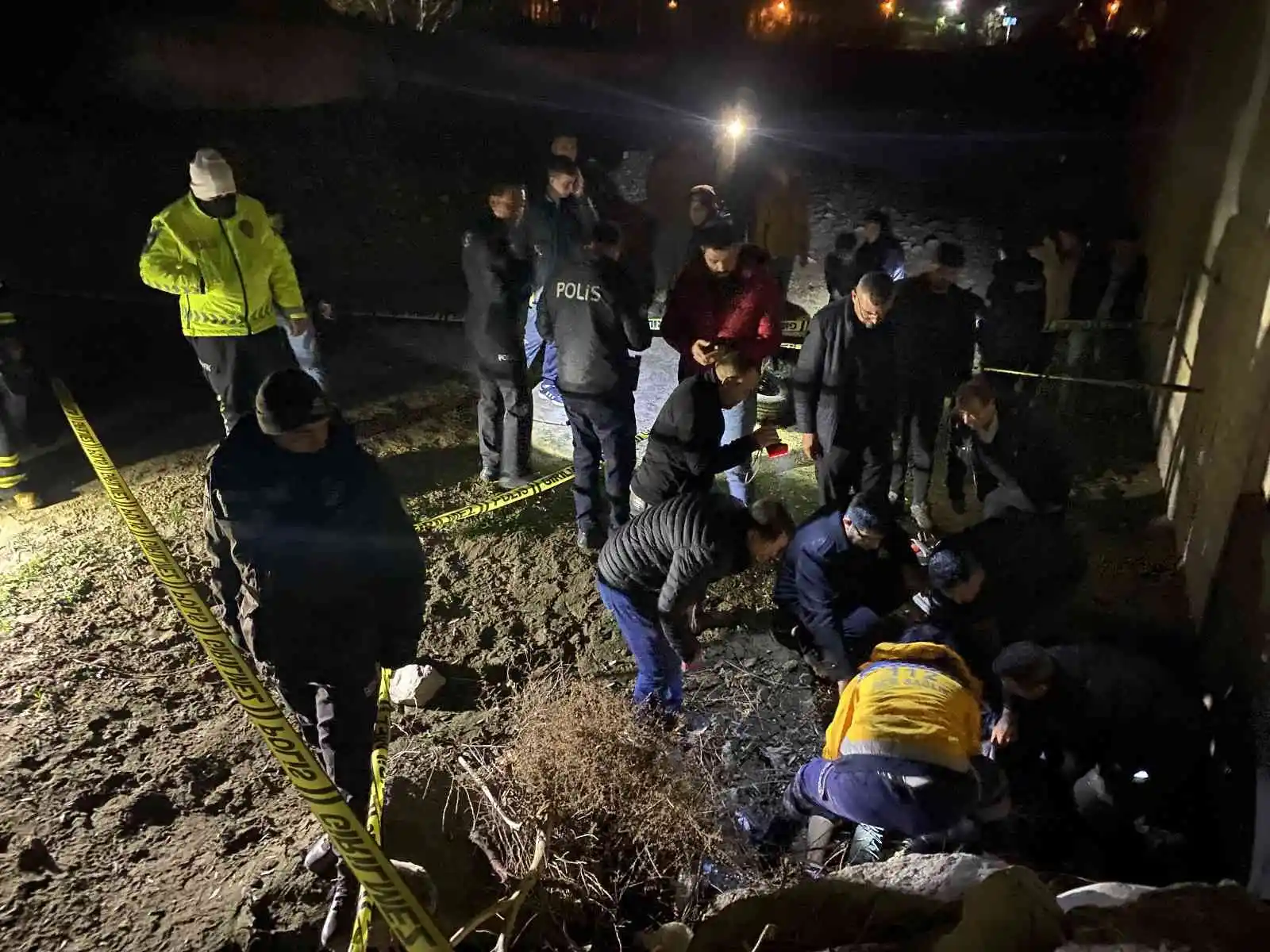 Adana’da kontrolden çıkan otomobil Çakıt Çayı’na uçtu: 1 ölü, 2 yaralı
