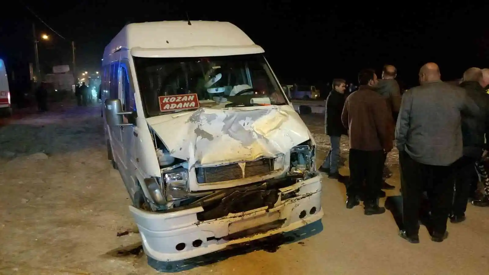 Adana’da yolcu minibüsü ile otomobil çarpıştı: 13 yaralı
