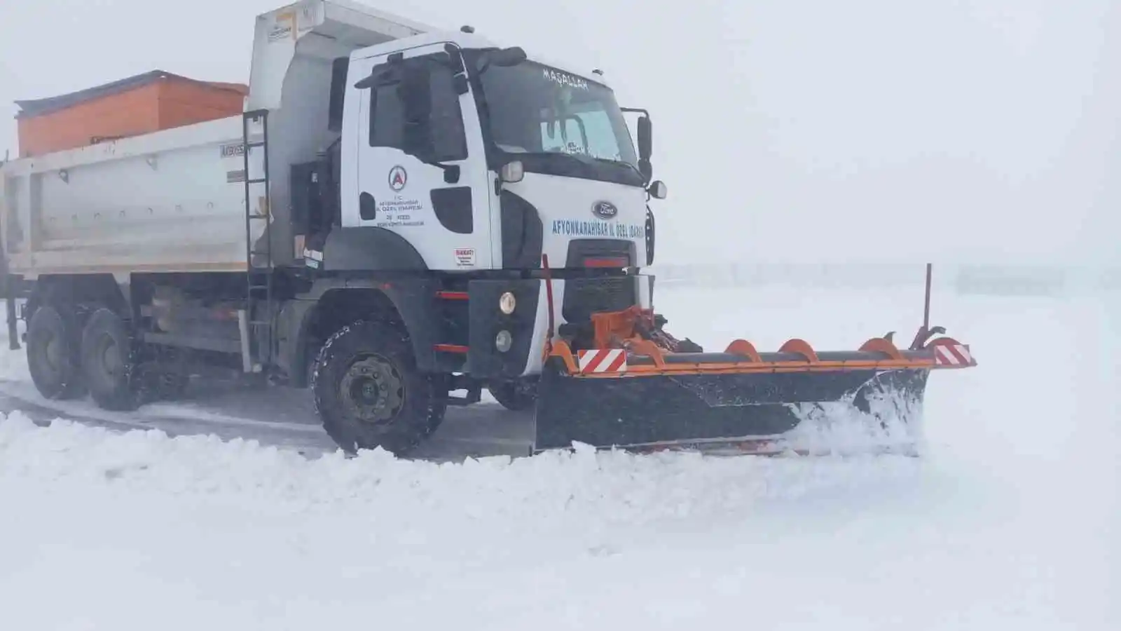 Afyonkarahisar’da karla mücadele çalışmaları başladı
