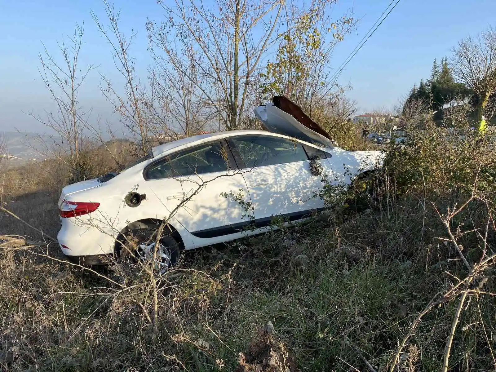 Ağaca çarparak 10 metre sürüklenen otomobil çalılık alana savruldu, bir kişi yaralandı