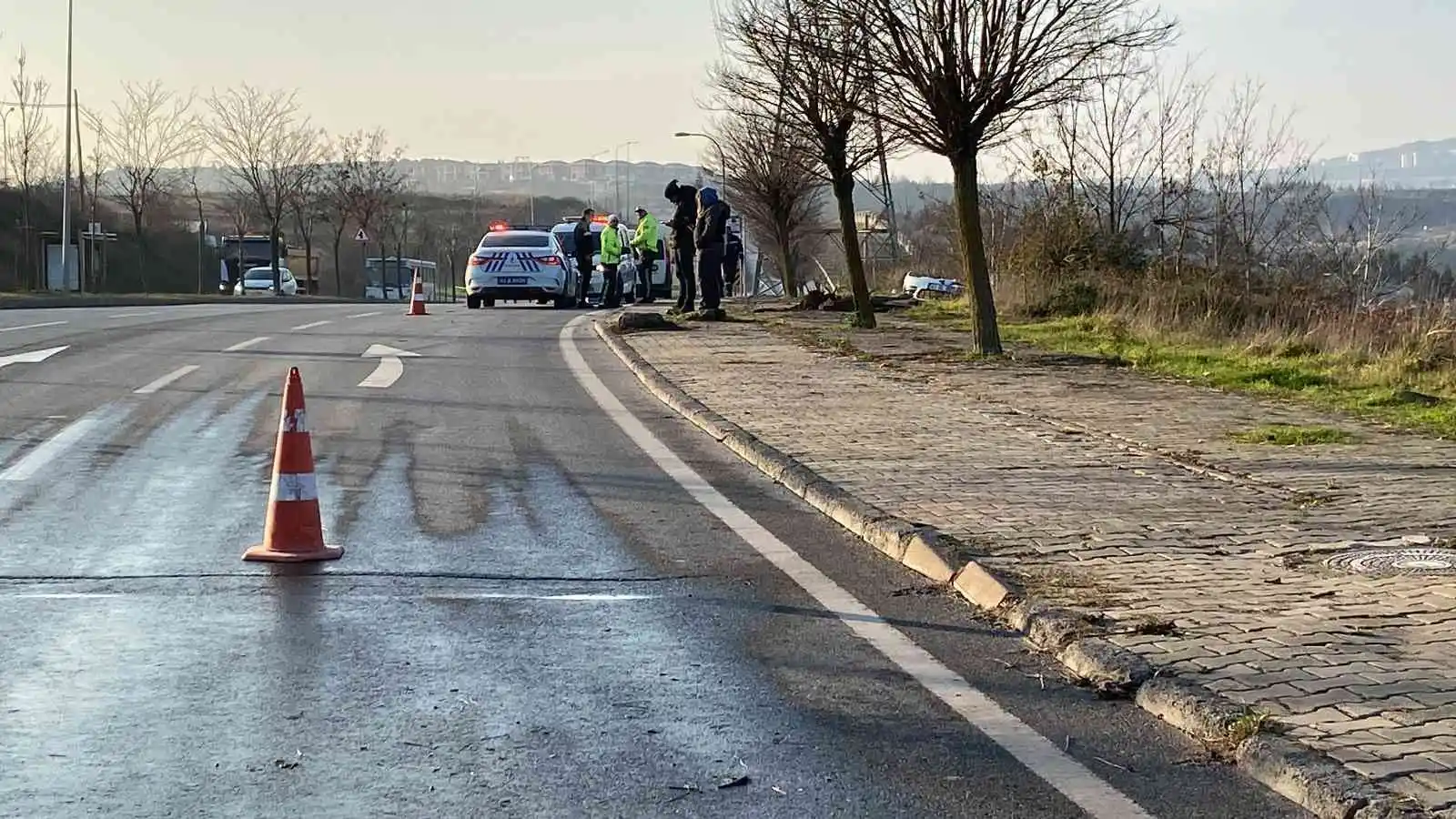 Ağaca çarparak 10 metre sürüklenen otomobil çalılık alana savruldu, bir kişi yaralandı