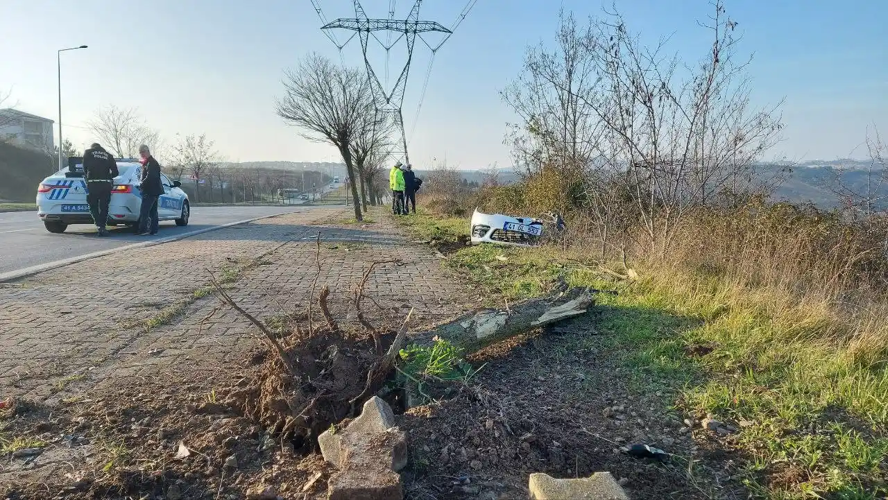 Ağaca çarparak 10 metre sürüklenen otomobil çalılık alana savruldu, bir kişi yaralandı