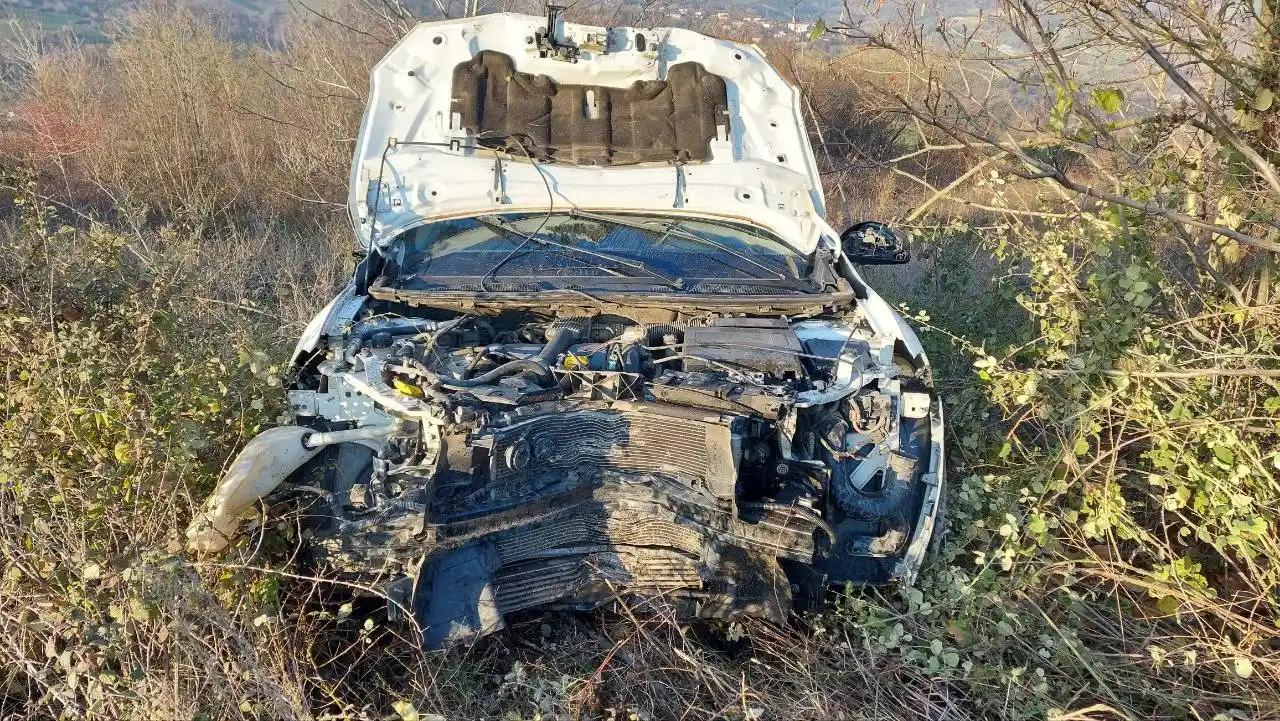 Ağaca çarparak 10 metre sürüklenen otomobil çalılık alana savruldu, bir kişi yaralandı