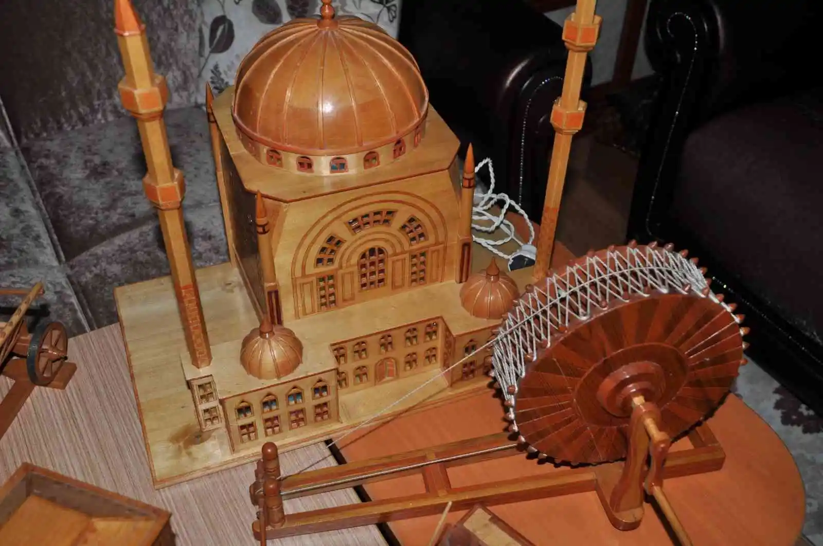Ahşabı sabırla işleyerek sanat eserine dönüştürüyor