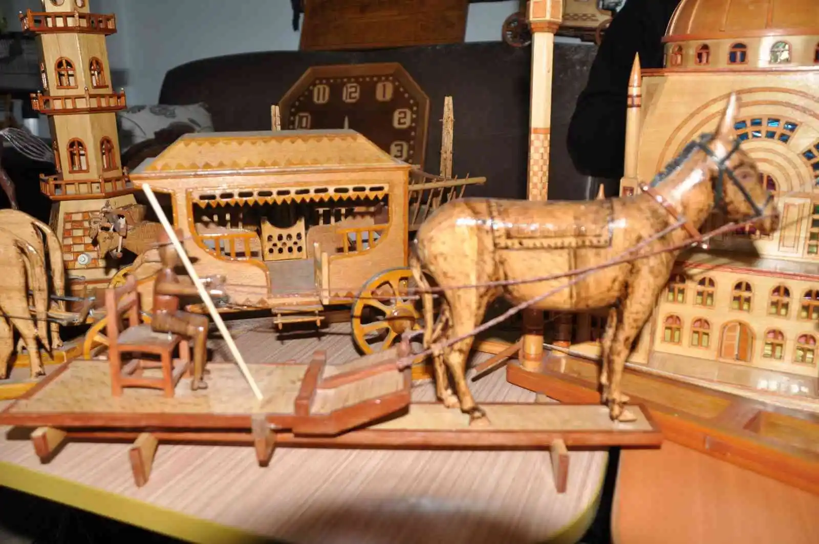 Ahşabı sabırla işleyerek sanat eserine dönüştürüyor