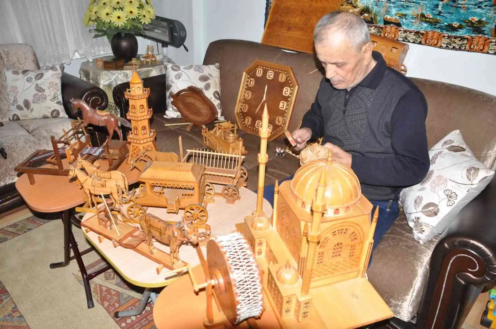 Ahşabı sabırla işleyerek sanat eserine dönüştürüyor