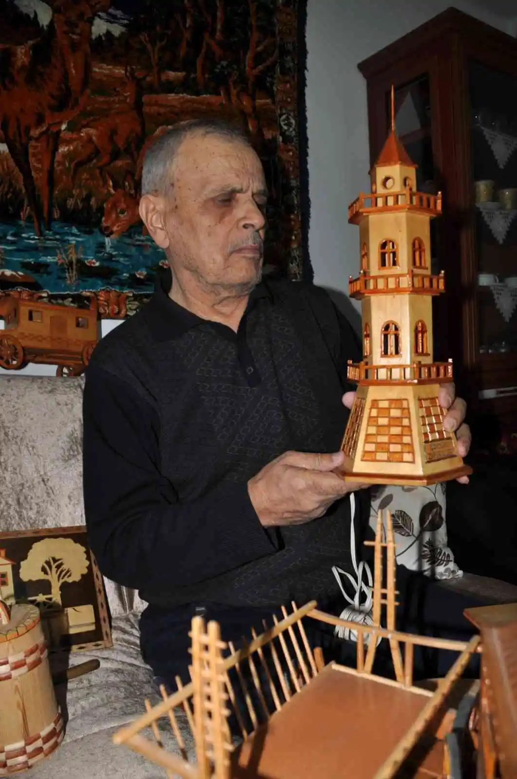 Ahşabı sabırla işleyerek sanat eserine dönüştürüyor