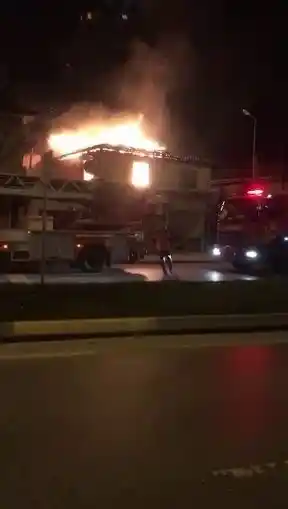 Ahşap ev alev topuna döndü, komşular sesi havai fişek sandı