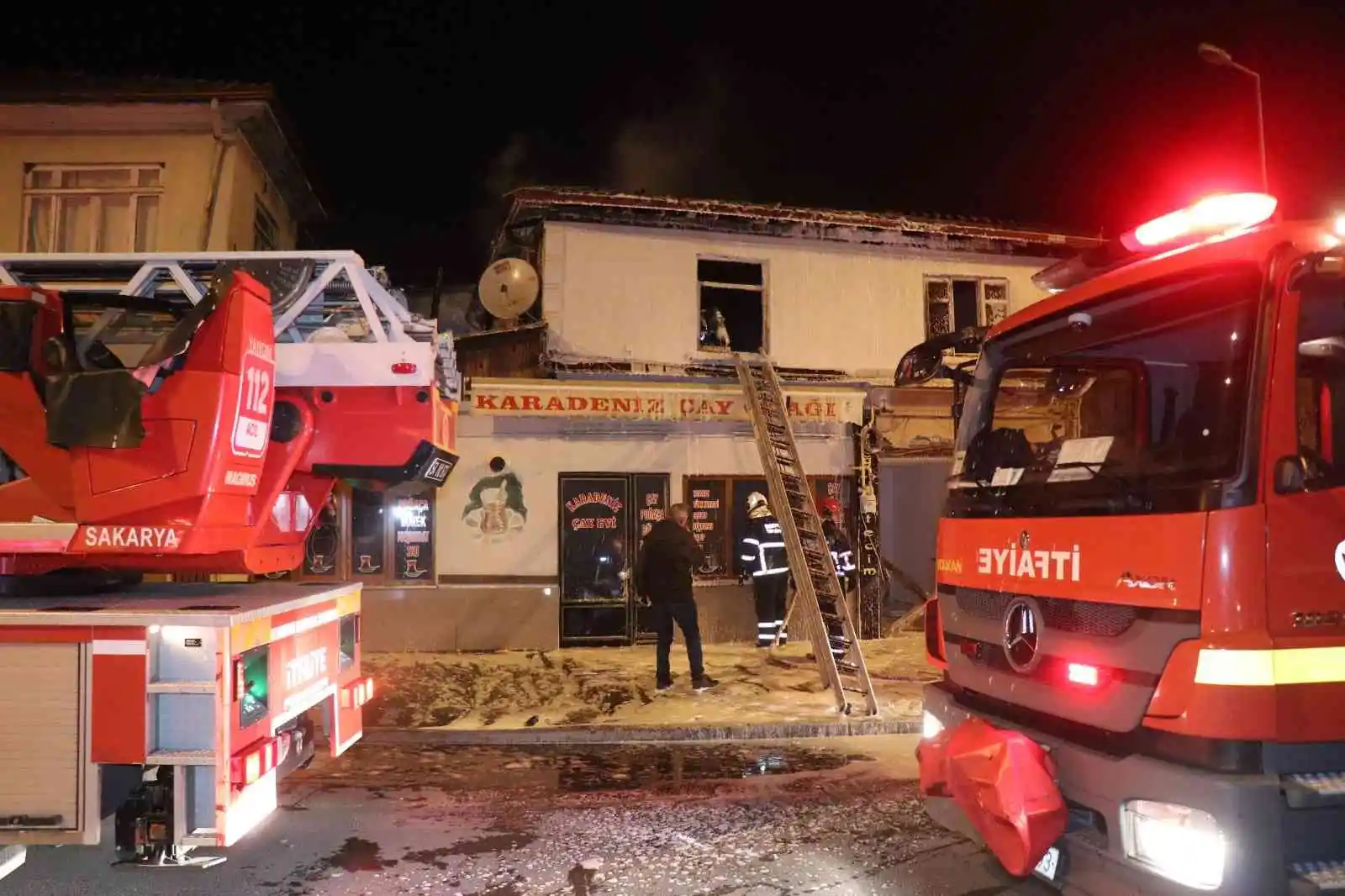 Ahşap ev alev topuna döndü, komşular sesi havai fişek sandı