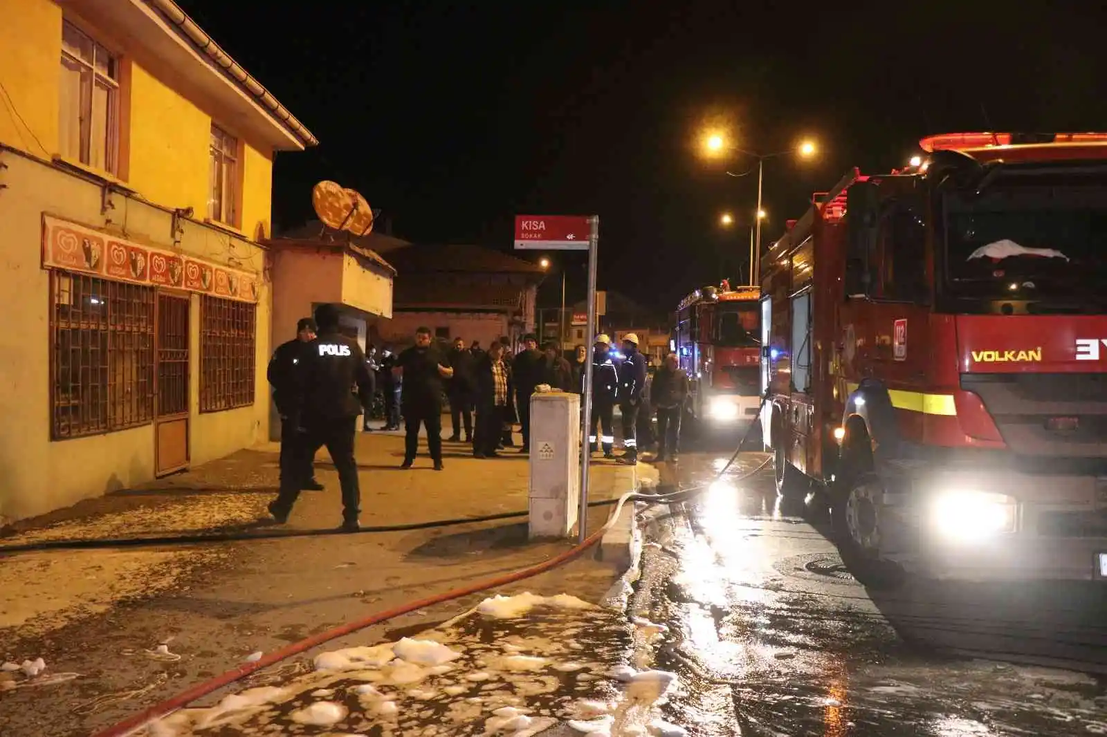 Ahşap ev alev topuna döndü, komşular sesi havai fişek sandı