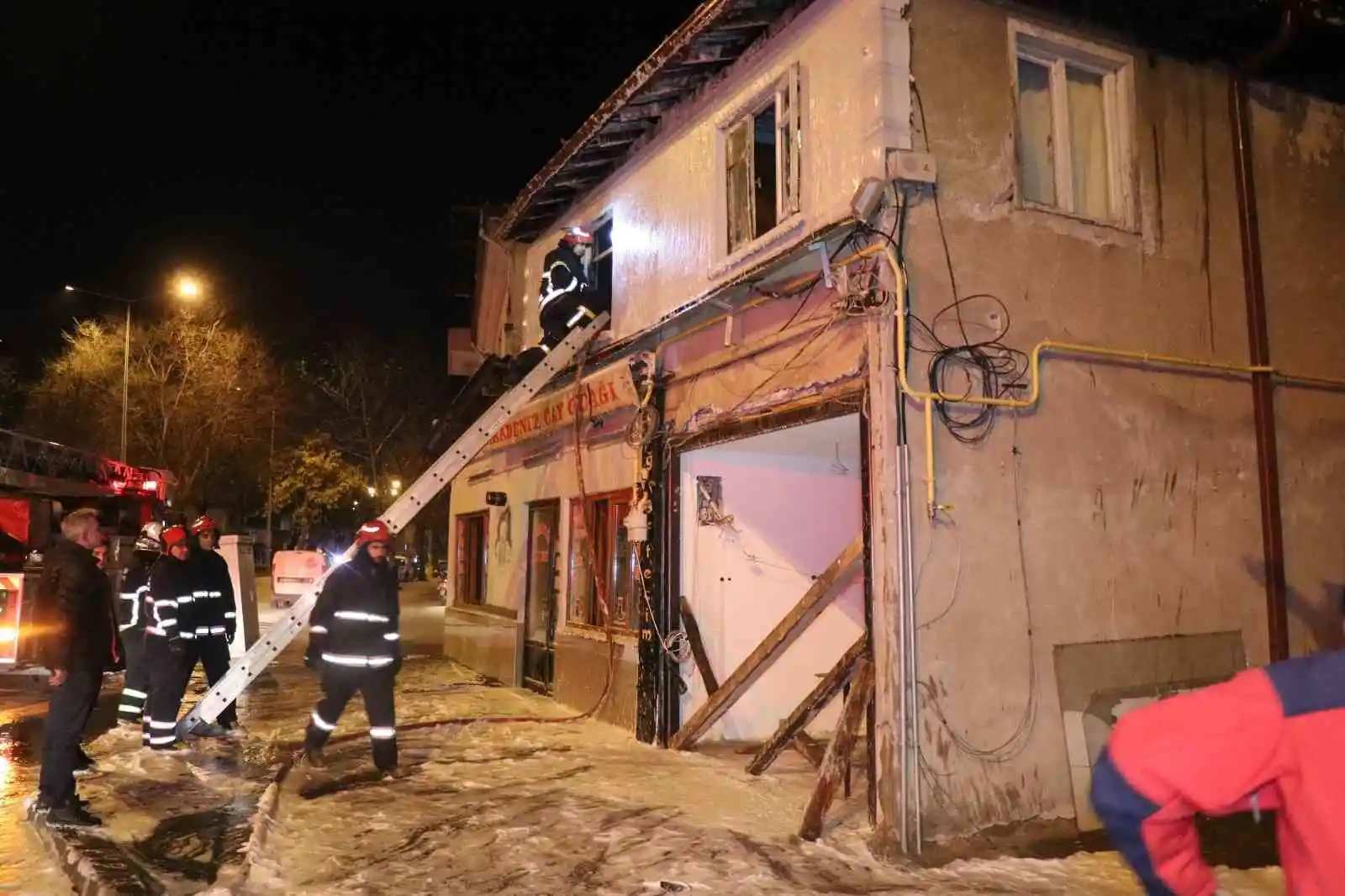 Ahşap ev alev topuna döndü, komşular sesi havai fişek sandı