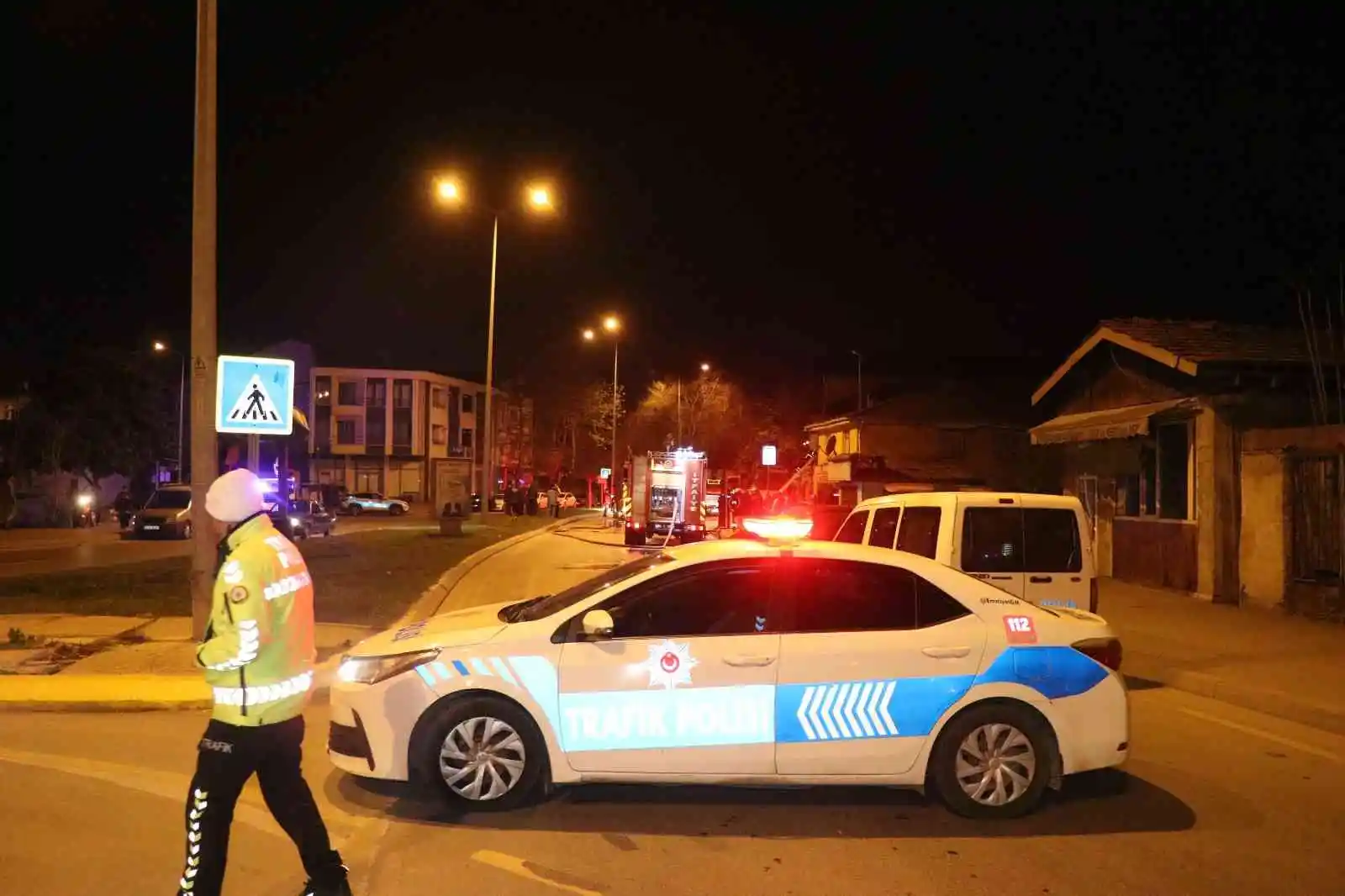 Ahşap ev alev topuna döndü, komşular sesi havai fişek sandı