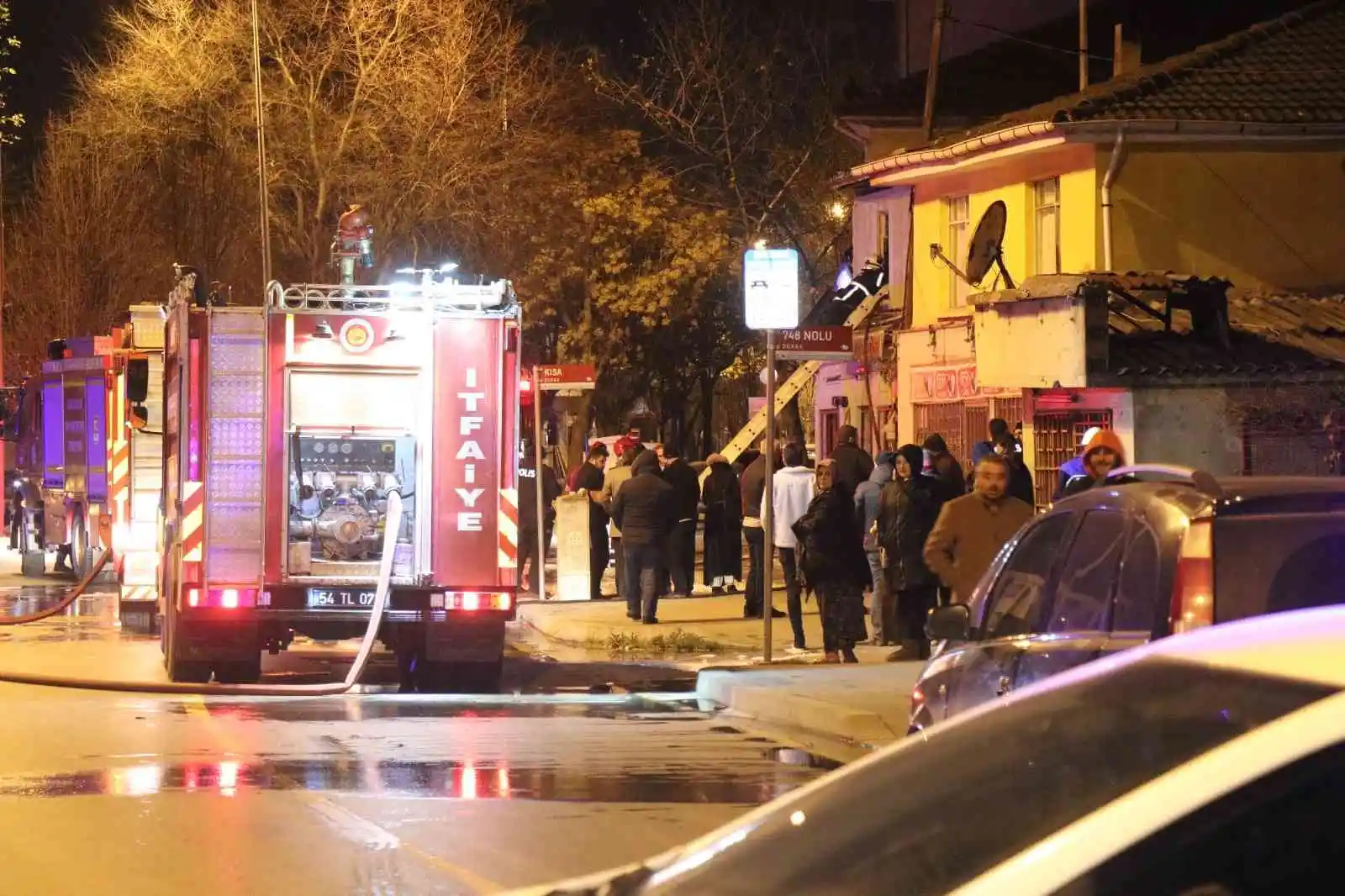 Ahşap ev alev topuna döndü, komşular sesi havai fişek sandı