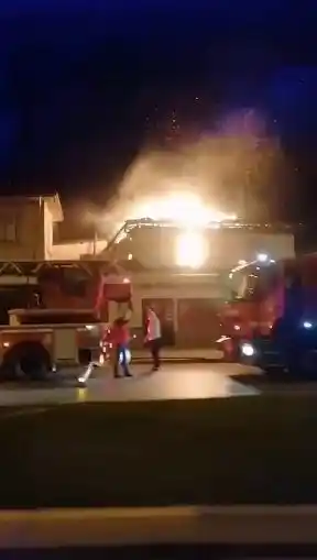 Ahşap ev alev topuna döndü, komşular sesi havai fişek sandı